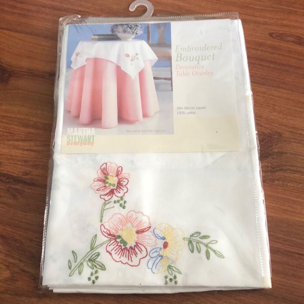 NEW Martha Stewart every day embroidered bouquet, decorative table overlay 34 in